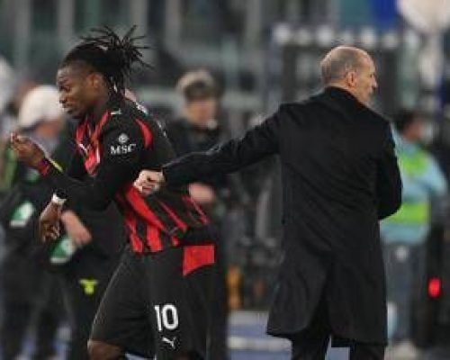 Allegri lo sostituisce, Leao ‘rifiuta’ l’abbraccio: cos’è successo in Lazio-Milan