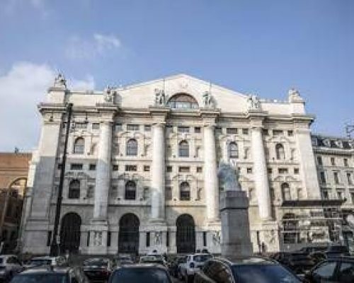 Attacco all’Iran, prezzi petrolio salgono ancora. Borse aprono in rosso