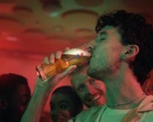 Birra Heineken lancia nuova campagna su scelta analcolica