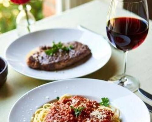 Carne, vino, pasta: le regole a tavola per vivere meglio (e di più)
