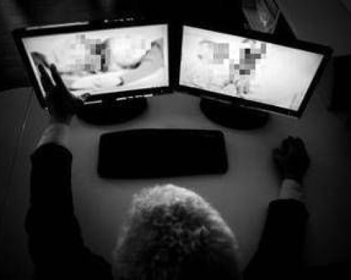 Catania, bidello arrestato per detenzione di materiale pedopornografico: trovate anche foto di alunne