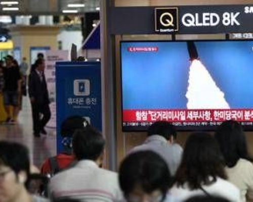 Corea del Nord lancia 10 missili verso il Mar del Giappone: tensione con Usa e Seul