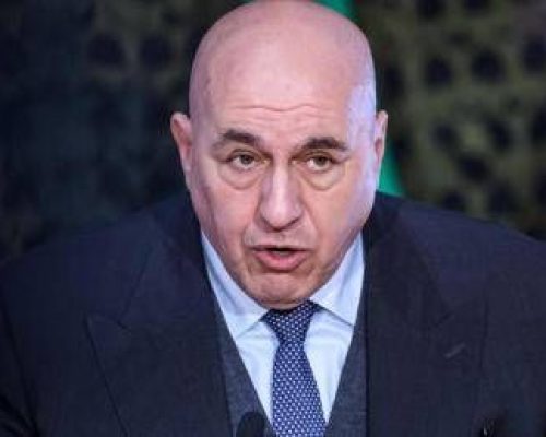 Crosetto rientra da Dubai: “Torno con volo militare, pago io cifra tripla”