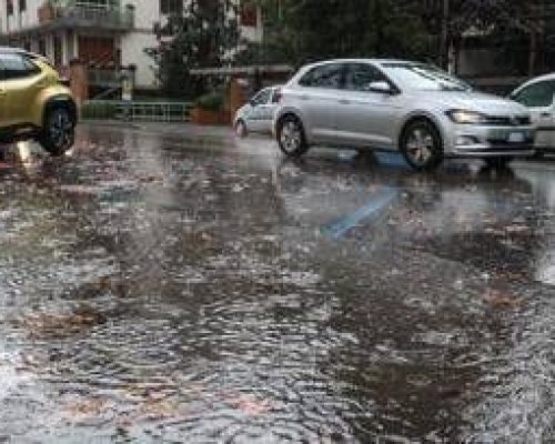 Domenica con maltempo sull’Italia, allerta meteo arancione per Liguria e Lombardia