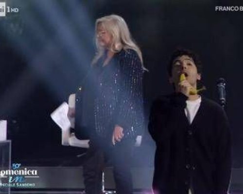 Fulminacci svela il playback a Domenica In e canta con una… banana