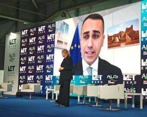 Iran, Di Maio: “Lavorare a de-escalation, sostenere Paesi Golfo”