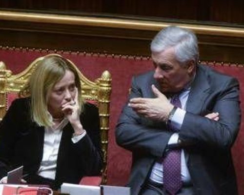 Iran, Meloni agli italiani: “Siate prudenti”. Tajani: “Se situazione peggiora evacuazione in poche ore”