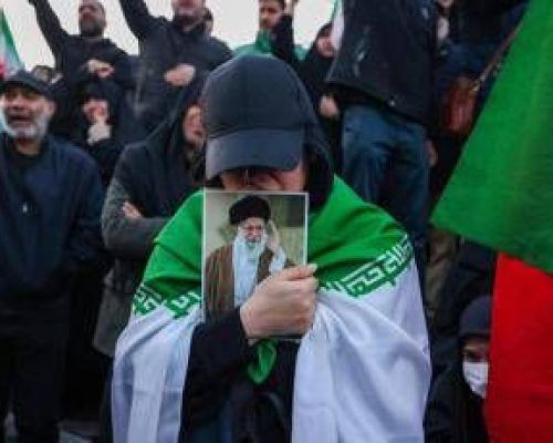 Iran, Teheran conferma morte Khamenei. Nuove esplosioni a Dubai, Doha e Manama