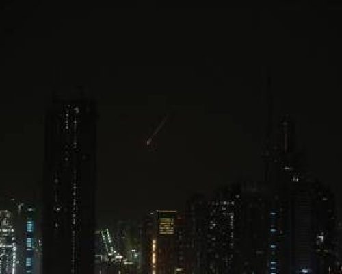 Iran, manager bloccato a Milano: “A Dubai c’è la mia famiglia, missili in area dove viviamo”