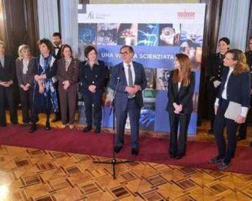 La Russa inaugura mostra su scienziate italiane: “Grazie a lungimiranza Diana Bracco”