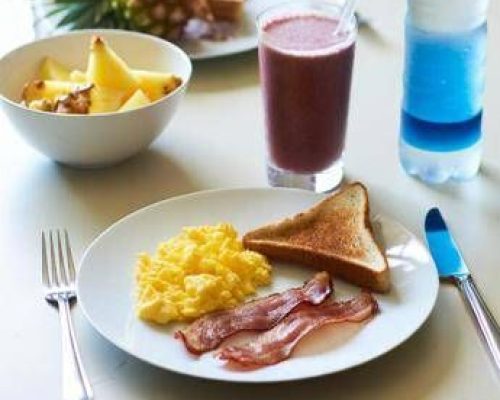 La colazione ideale? Abbondante con fibre o proteine, lo studio spiega perché