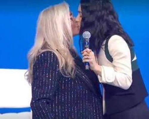 Levante dopo Sanremo: “Non c’è stata censura”. E poi bacia in diretta Mara Venier