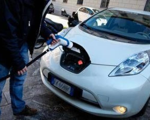 Mobilità, indagine: un italiano su due valuta l’acquisto di un’auto green