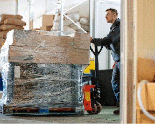 Pallet, pellicola e cinghie: Bruxelles fa marcia indietro sul 100% di riuso