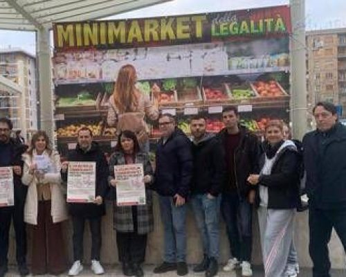 Roma, protesta anti mini-market e ‘Torpigna’ apre quello della legalità