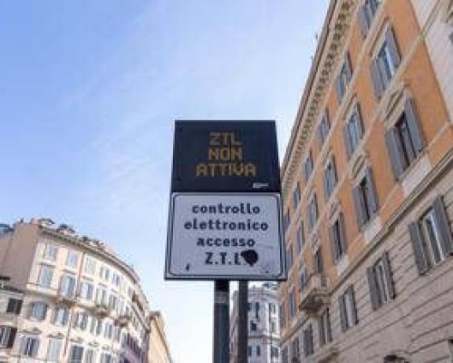 Roma, sì al ticket di accesso alla ztl per le auto elettriche: al via dal 1° luglio