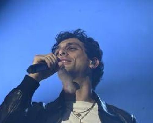 Sanremo 2026, Bresh ospite del Suzuki stage: chi è il cantante di ‘La tana del granchio’