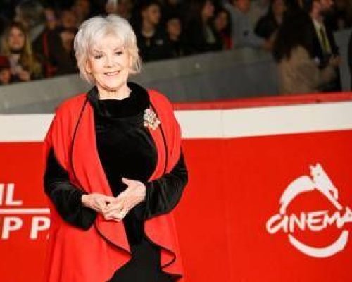 Sanremo 2026, Caterina Caselli riceve il premio alla carriera: l’omaggio al ‘Casco d’Oro’