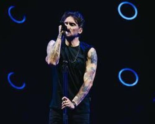 Sanremo 2026, Fabrizio Moro chi è: la cover con Eddie Brock