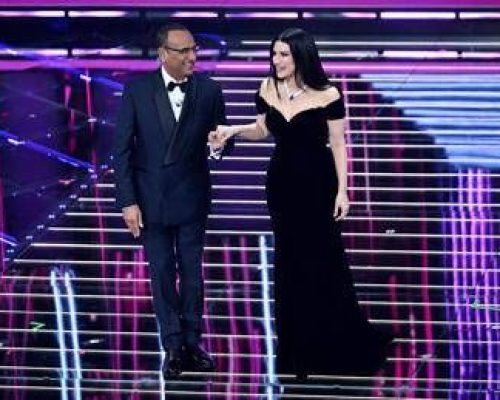 Sanremo 2026, Laura Pausini ‘inciampa’ sulle parole: lo ‘sfottò’ di Can Yaman