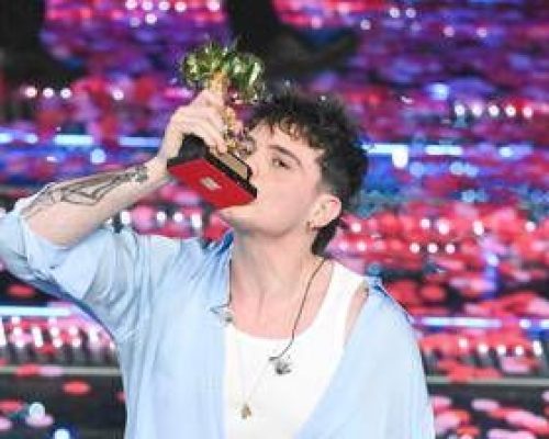 Sanremo 2026, Olly torna al Festival: un anno dalla vittoria con ‘Balorda nostalgia’