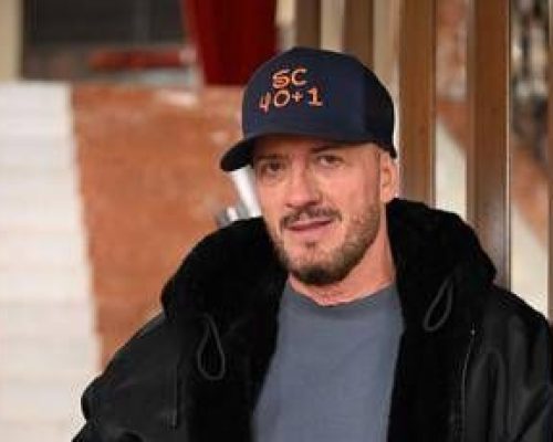 Sanremo 2026, Raf chi è: gli esordi, i problemi di salute e l’amore per Gabriella Labate