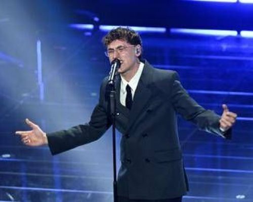 Sanremo 2026, Tredici Pietro chi è: in gara con il brano ‘Uomo che cade’