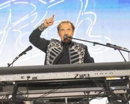 Sanremo 2026, i Pooh ospiti del Suzuki stage: il gran finale