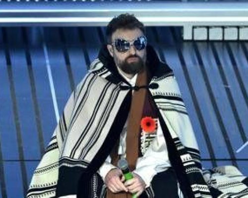 Sanremo, Dargen D’Amico s’infuria per esposto Codacons: “Pubblicità occulta? Mai avuto accordi”