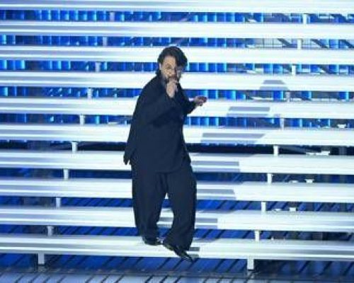 Sanremo, Lillo show all’Ariston: “un vero performer” tra i cliché tv