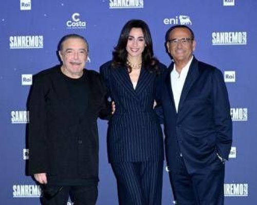 Sanremo, è la sera della finale: sul palco Frassica, Cardinaletti e Bocelli – Diretta
