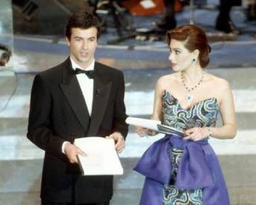 Sanremo e l’attacco all’Iran, quando il festival fa i conti con la guerra: i precedenti