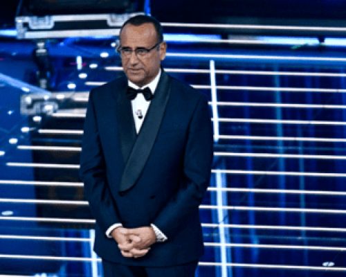 Sanremo, la battuta di Conti alla moglie scatena polemiche. E lui replica: “Ha riso con me”