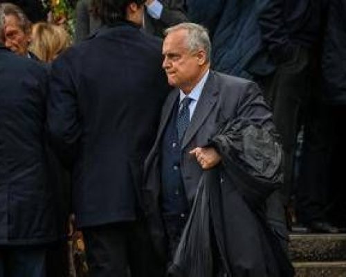 Scritta choc contro Lotito sul muro di una chiesa: “Solo qui sei benvenuto, coi piedi davanti”