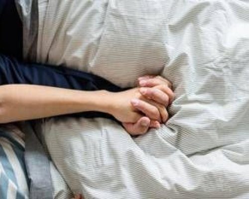 Sesso, lui a letto con l’App: l’aiuto digitale che allunga i tempi dell’amore