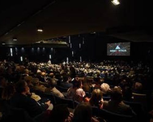 Solidarietà e spettacolo, 1.500 manager a teatro a sostegno associazioni Milano