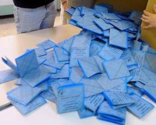 Sondaggio politico, Fratelli d’Italia e Pd giù. Crescono M5S e Lega