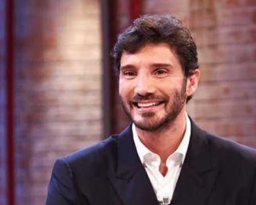 Stefano De Martino conduttore di Sanremo 2027, il golden boy Rai pronto a guidare il festival
