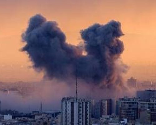 Trump: “Iran sta finendo i missili”. Teheran: “Abbiamo super armi da usare”