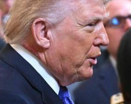 Trump e il collo arrossato, la spiegazione della Casa Bianca: “Colpa di una crema”