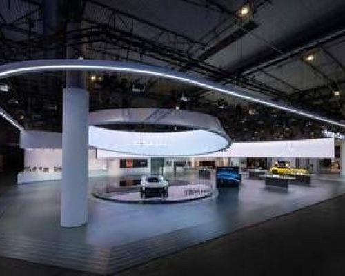 Xiaomi, l’IA esce dallo schermo per arrivare in casa e in auto